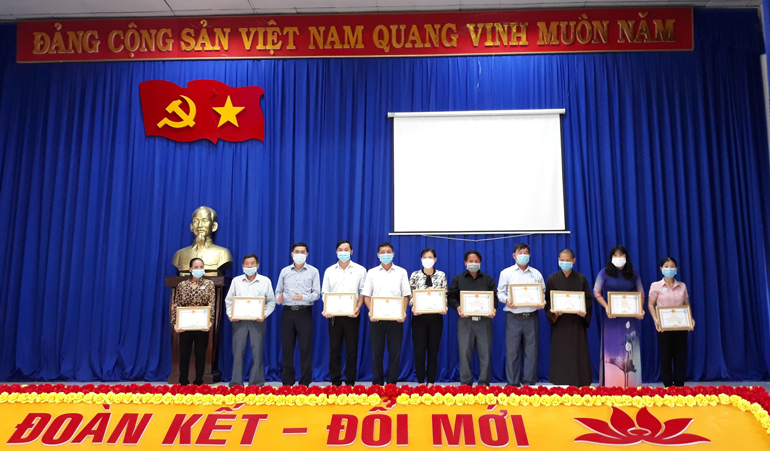 Cát Tiên: Khen thưởng 37 tập thể và 68 cá nhân có thành tích trong công tác phòng chống dịch Covid-19