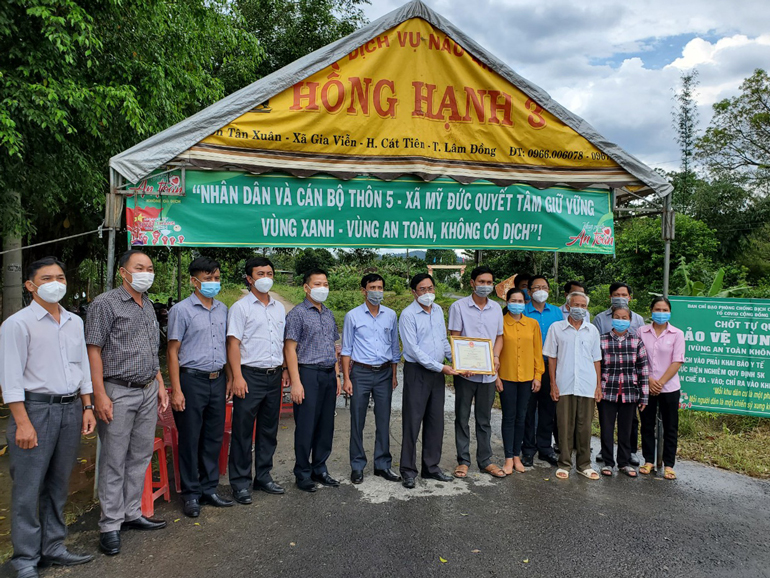 Đạ Tẻh: Trao bằng khen cho Nhân dân và cán bộ 4 thôn bảo vệ tốt 'vùng xanh''