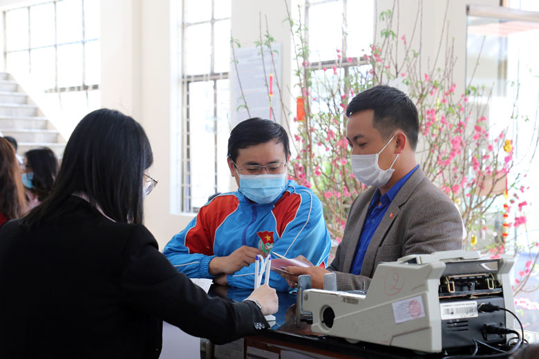 ''Bà đỡ'' học sinh, sinh viên vượt khó