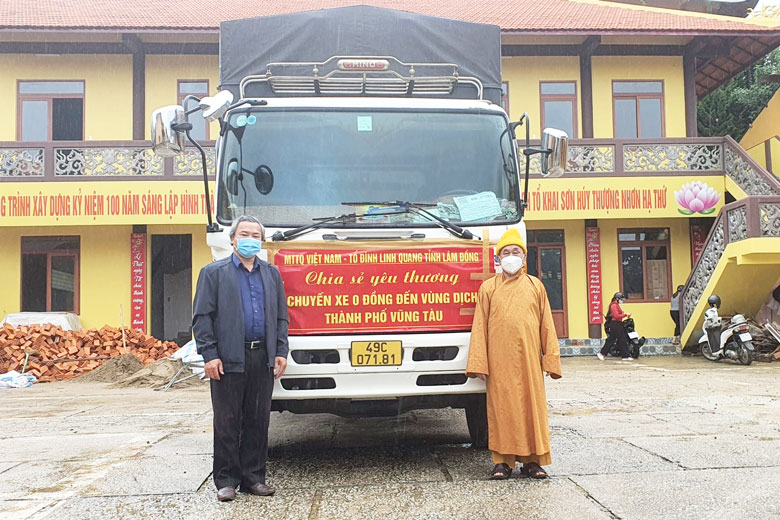 Ông Đường Anh Ngữ - Phó Chủ tịch Ủy ban MTTQ Việt Nam tỉnh cùng Hòa thượng Thích Thanh Tân - Trưởng Ban Trị sự Giáo hội Phật giáo Việt Nam đồng hành trên những chuyến xe yêu thương