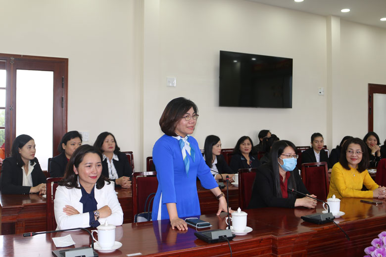 Các đại biểu chia sẻ tại buổi gặp mặt