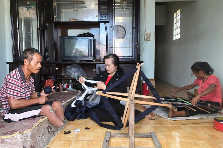 Chi hội phụ nữ thôn Đam Pao, xã Đạ Đờn, huyện Lâm Hà chăm sóc gia đình người khuyết tật