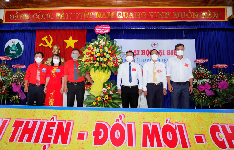 Lãnh đạo huyện Đạ Huoai tặng hoa chúc mừng Đại hội