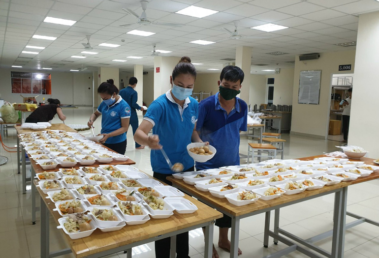 Nấu ăn phục vụ khu cách ly của phụ nữ Bảo Lộc