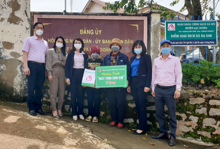 NHCSXH tỉnh Lâm Đồng tặng máy tính bảng cho 5 em của ''Cặp lá yêu thương''