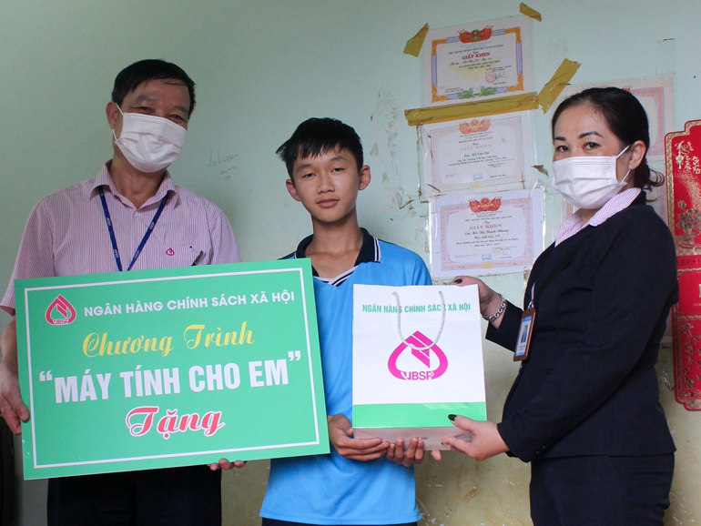 Em Hồ Văn Tài ở thôn DiomB, xã Lạc Xuân, huyện Đơn Dương được nhận máy tính bảng