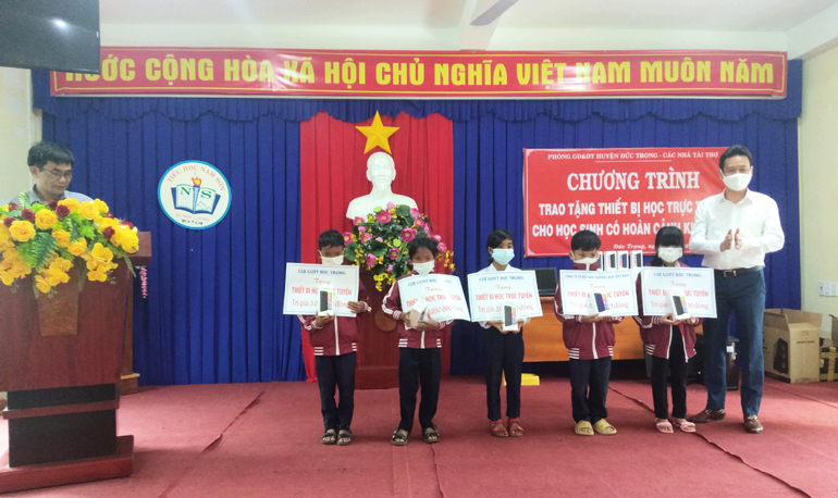 Đức Trọng: Trao thiết bị học trực tuyến cho học sinh có hoàn cảnh khó khăn