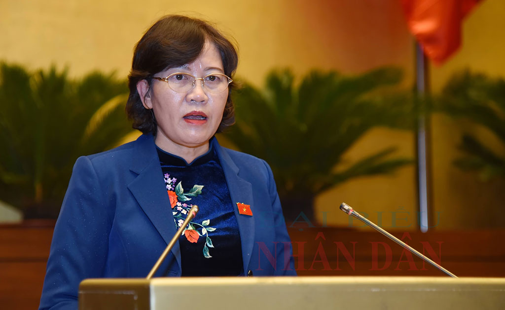 Chủ nhiệm Ủy ban Tư pháp Lê Thị Nga trình bày Báo cáo thẩm tra các báo cáo về công tác của Chánh án Tòa án nhân dân tối cao, Viện trưởng Viện kiểm sát nhân dân tối cao; công tác phòng, chống tội phạm và vi phạm pháp luật và công tác thi hành án năm 2021.