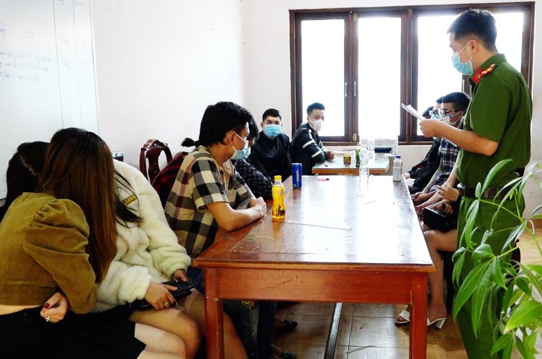 Lâm Hà: Đột kích quán karaoke giữa đêm, phát hiện 11 nam nữ sử dụng trái phép ma túy