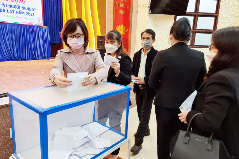 Cán bộ, viên chức TP Đà Lạt ủng hộ Quỹ Vì người nghèo năm 2021