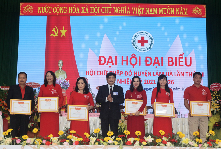 Trao tặng giấy khen