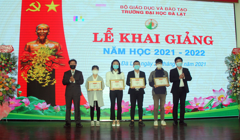 Ban Giám hiệu nhà trường tặng giấy khen cho các sinh viên xuất sắc về nghiên cứu khoa học