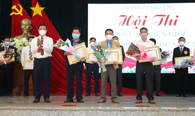 Ban tổ chức trao giải ba cho các thí sinh