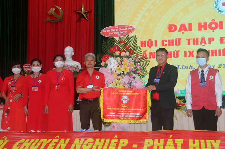 Đồng chí Đỗ Hoàng Tuấn – Chủ tịch Hội CTĐ tỉnh Lâm Đồng trao tặng lẵng hoa và bức trướng chúc mừng Đại hội