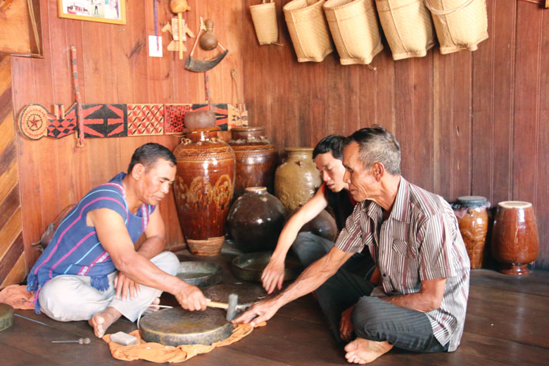 Già làng nghệ nhân chỉnh chiêng người dân tộc Mạ