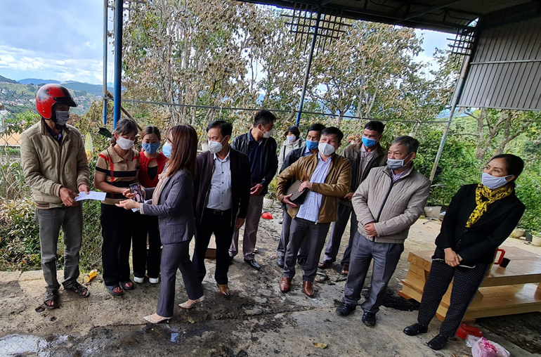 Thăm hỏi, hỗ trợ 2 hộ gia đình gặp hỏa hoạn