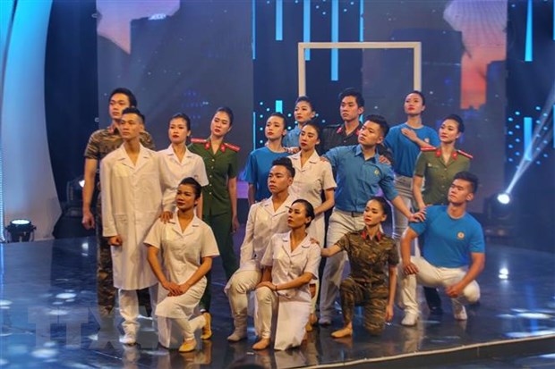 Tiết mục múa thể hiện hình tượng các lực lượng tuyến đầu chống dịch COVID-19