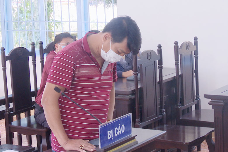 Lãnh 30 tháng tù vì hành hung lực lượng chống dịch