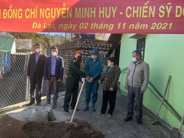 Hỗ trợ xây nhà tình nghĩa cho chiến sỹ dân quân cơ động có hoàn cảnh khó khăn