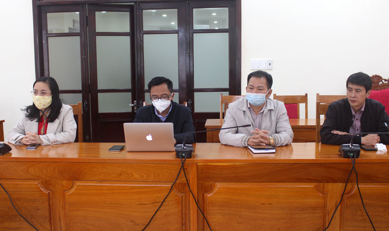 Các phóng viên, biên tập viên cơ quan báo chí tỉnh và Trung ương tham dự hội nghị.