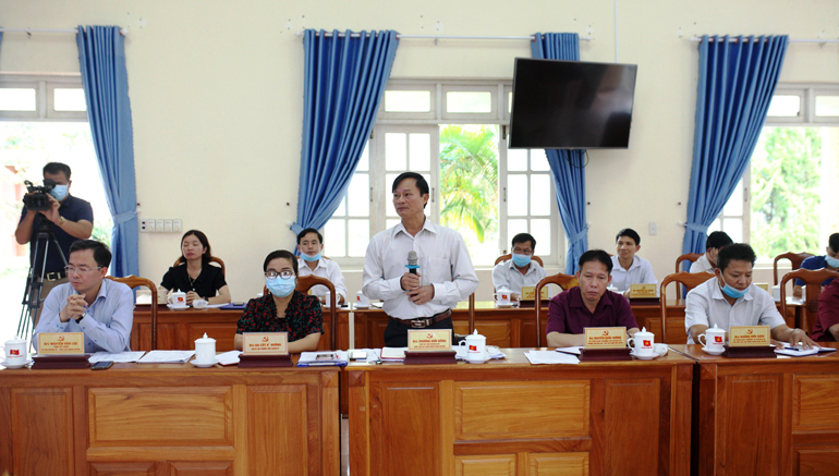 Ông Trương Hữu Đồng - Chủ tịch UBND huyện Đam Rông báo cáo nhanh tình hình triển khai nhiệm vụ phòng chống dịch Covid-19 và tình hình phát triển kinh tế - xã hội trên địa bàn