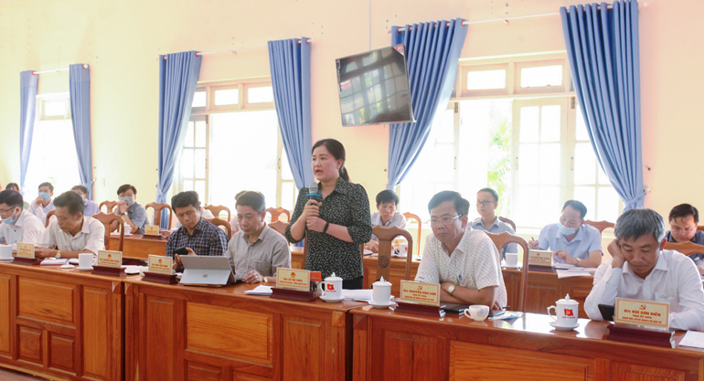 Bà Lê Thị Thêu - Giám đốc Sở Lao động Thương binh và Xã hội tỉnh trao đổi một số nội dung liên quan đến công tác đào tạo nghề cho người dân huyện Đam Rông