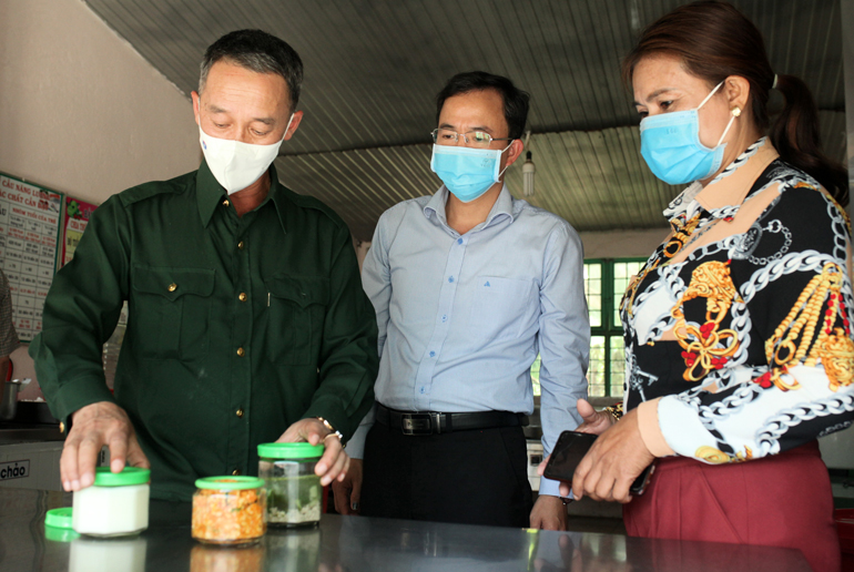 Chủ tịch UBND tỉnh kiểm tra bếp ăn và các mẫu lưu thức ăn hàng ngày của các cháu tại Trường Mầm non Đạ Long