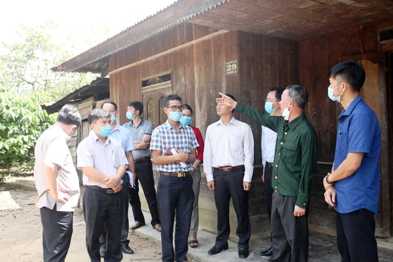 Đồng chí Trần Văn Hiệp quan tâm, lưu ý cán bộ, chính quyền xã Đạ Long cần năng động hơn nữa trong việc phát triển kinh tế cho người dân