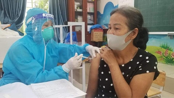 TP HCM yêu cầu các địa phương trên toàn toàn thành phố tổ chức tiêm ngay vaccine phòng COVID-19 cho người chưa tiêm đủ vaccine, ưu tiên người từ 50 tuổi trở lên