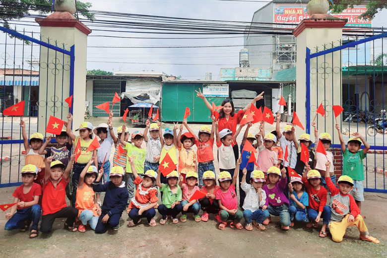 Cô giáo Ka My Hằng được tuyên dương trong chương trình ''Chia sẻ cùng thầy cô''