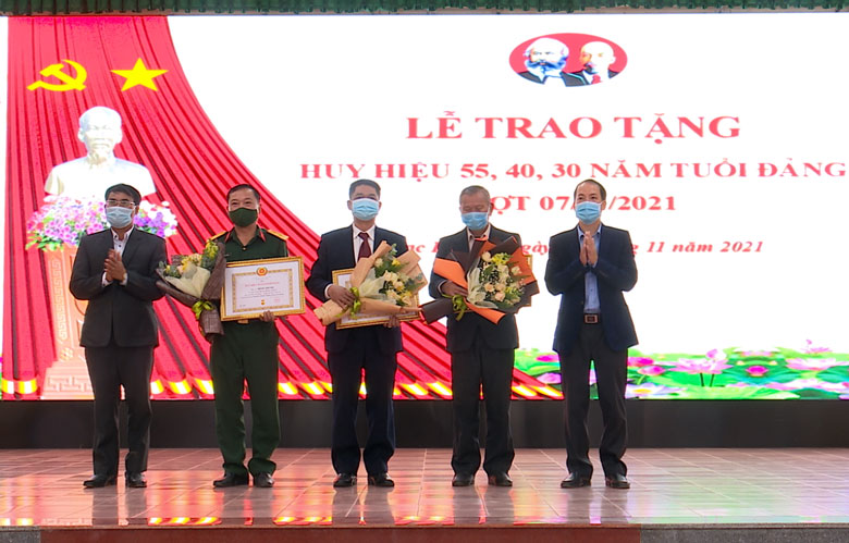 Đồng chí Ya Tiong - Phó Bí thư Thường trực Huyện ủy và đồng chí Sử Thanh Hoài - Phó Bí thư Huyện ủy, Chủ tịch UBND huyện Lạc Dương trao Huy hiệu Đảng cho các đảng viên 30 năm tuổi Đảng