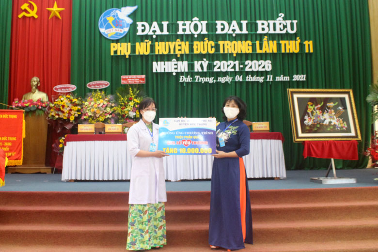Hội LHPN huyện trao quà cho chị em nữ tuyến đầu chống dịch