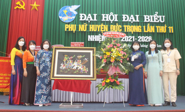 Hội LHPN tỉnh tặng hoa và chúc mừng Đại hội