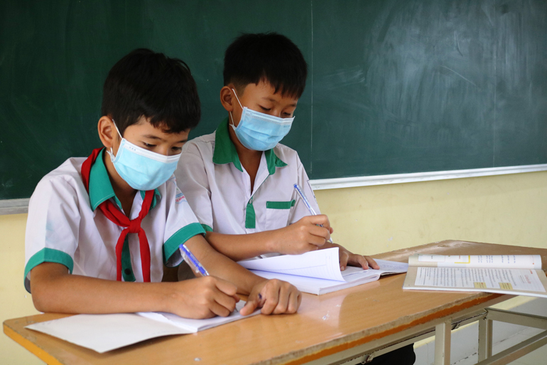 Toàn trường có 12 em học sinh được nhà trường hỗ trợ, tạo điều kiện cho học trực tiếp tại trường do hoàn cảnh gia đình khó khăn, không có thiết bị để học trực tuyến