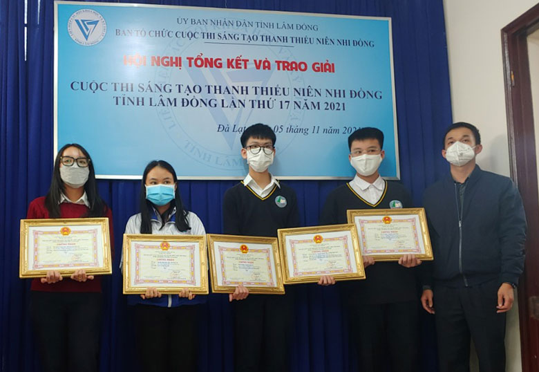 Trao giải ba