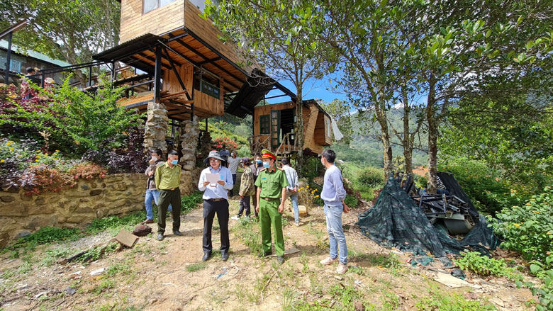 Hiện trường cơ quan chức năng giải tỏa nhà không phép tại Tiểu khu 268