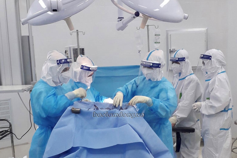 30 y bác sĩ mổ lấy thai sớm cho thai phụ mắc Covid-19 nặng