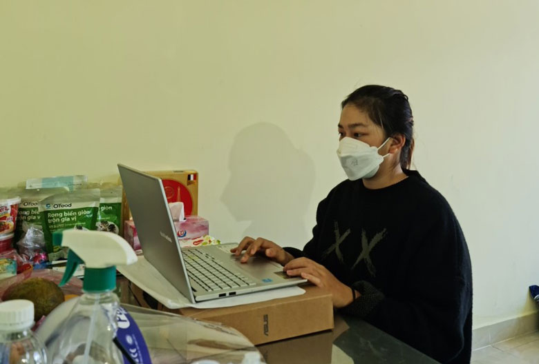 Vừa chấp hành nghiêm túc việc cách ly, sinh viên Nguyễn Yến Vy vẫn miệt mài theo các lớp học online