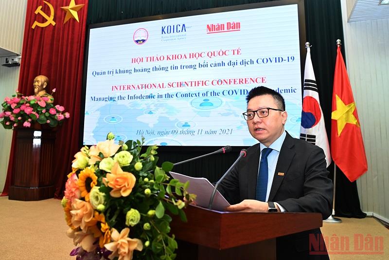Tổng Biên tập Báo Nhân Dân Lê Quốc Minh phát biểu khai mạc hội thảo