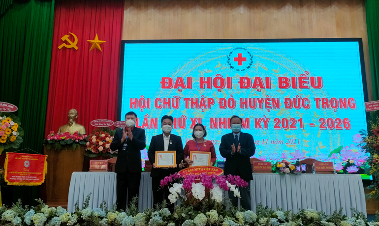 Ông Đỗ Hoàng Tuấn – Chủ tịch Hội CTĐ tỉnh và ông Lê Hồng Khánh – Phó Bí thư Thường trực Huyện ủy Đức Trọng trao kỷ niệm chương “Vì sự nghiệp nhân đạo” của Trung ương Hội cho các cá nhân