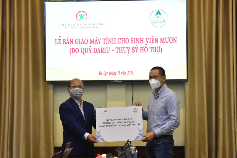 Trao 30 máy tính hỗ trợ sinh viên học trực tuyến