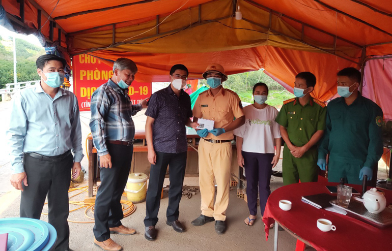 Lãnh đạo huyện Cát Tiên thăm, kiểm tra công tác phòng chống dịch Covid-19