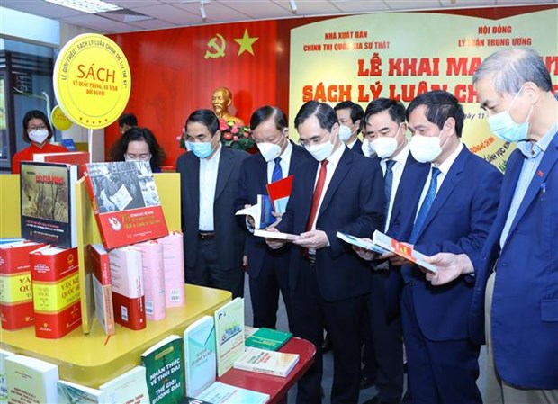 Trưng bày &quot;Sách Lý luận chính trị 1/4 thế kỷ&quot; tại Nhà Xuất bản Sự thật
