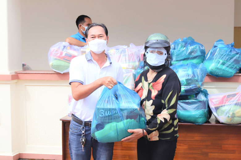 Trao yêu thương cho người dân vùng dịch