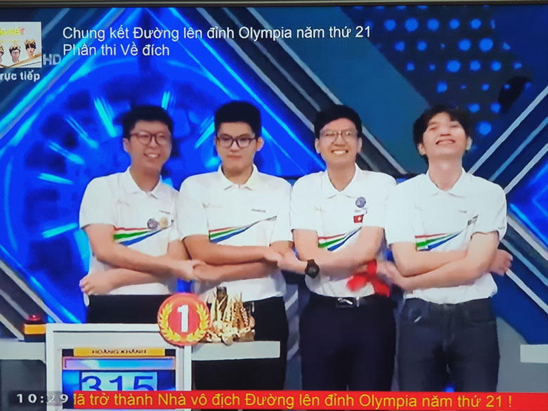 "Các nhà leo núi" cùng nắm tay thể hiện tinh thần đoàn kết, sẻ chia