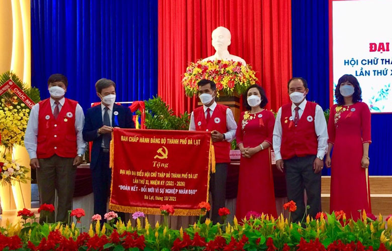 Bí thư Thành ủy Đà Lạt Trần Duy Hùng tặng bức trướng mang chủ đề Đại hội: Đoàn kết – Đổi mới Vì sự nghiệp Nhân đạo