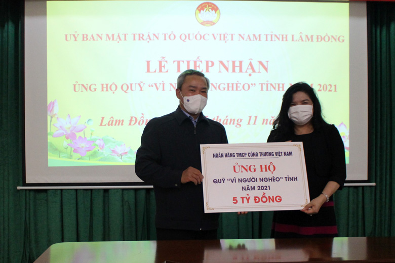 Lễ tiếp nhận ủng hộ Quỹ &quot;Vì người nghèo&quot; từ các đơn vị, doanh nghiệp