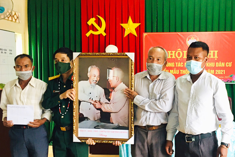 Chỉ huy trưởng Bộ CHQS tỉnh tham dự hội nghị công tác mặt trận tại thôn Đa Tế