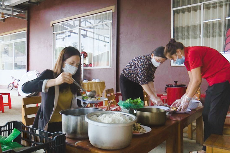 Phụ nữ thị trấn Lạc Dương học tập và làm theo lời Bác