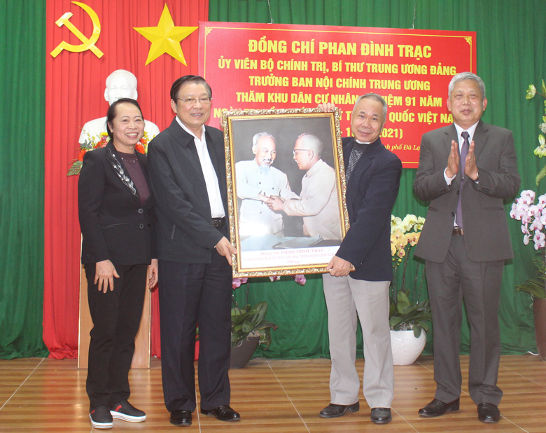 Đồng chí Phan Đình Trạc, Ủy viên Bộ Chính trị, Bí thư Trung ương Đảng, Trưởng Ban Nội chính Trung ương dự ngày hội Đại đoàn kết tại Đà Lạt